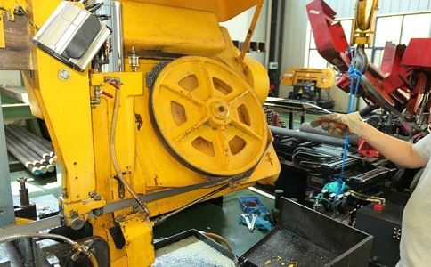 如何解决盐边卧式金属带锯床切削时出现的断带现象？